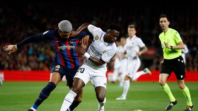 【西甲】阿劳霍乌龙凯西绝杀,巴塞罗那主场2比1皇马