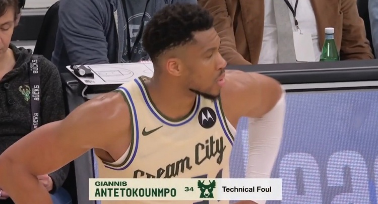 开云体育-看不到一点希望！字母哥拿球怒砸篮架泄愤吃到技犯