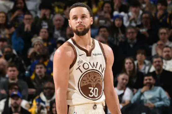 开云官网-库里上半场7投4中，三分6中3，罚球3中3得到14分3篮板